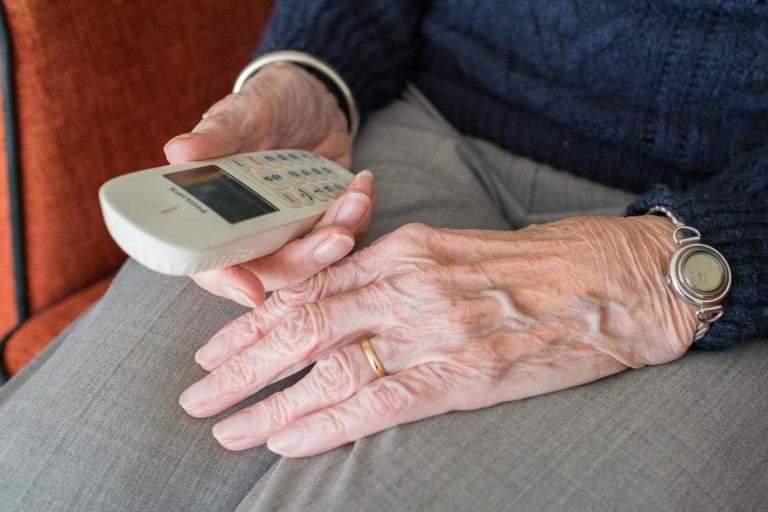 Usługi opiekuńcze dla seniorów: Pomoc i wsparcie dla starszych osób